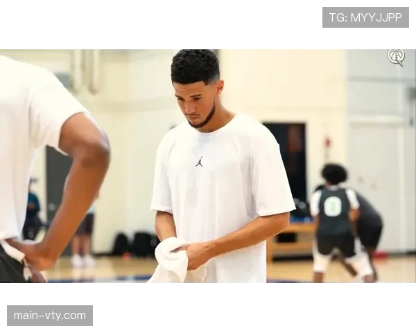 布克与中国布克合影并亲自盖章 表示将继续投篮为目标